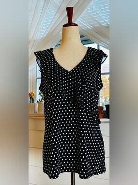 Calvin Klein Estates Navy Sleeveless V-Neck Ruffle Detail Knit Top.
Size: Small